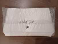 Biała kosmetyczka z Lancôme