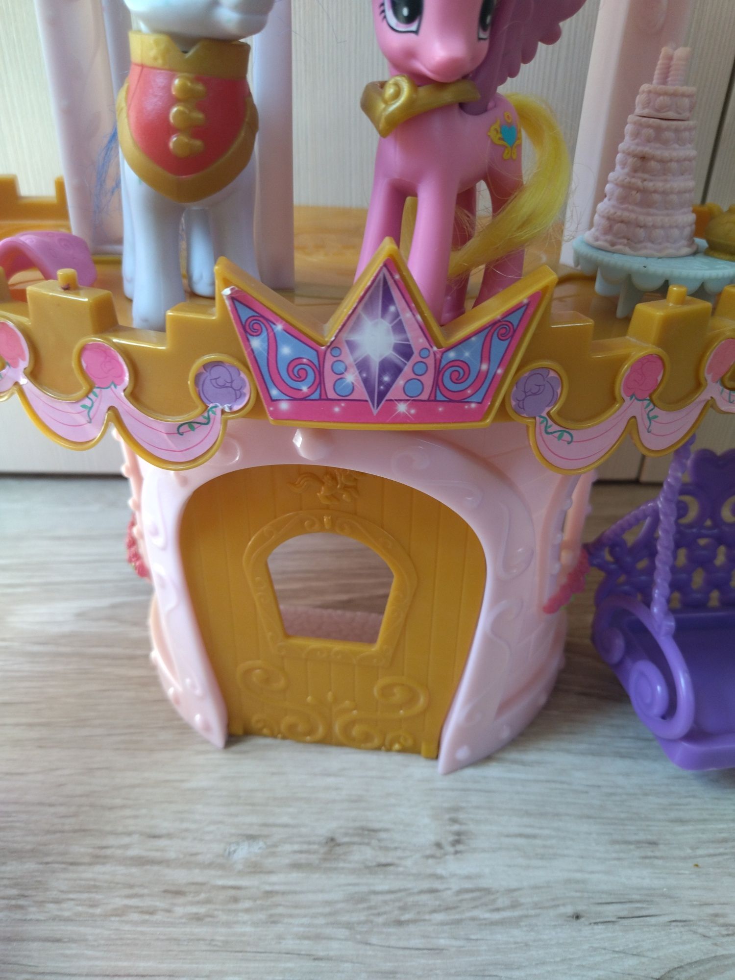 Zamek ślubny z figurkami My little pony Cadence