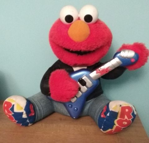 Elmo śpiewa i się rusza