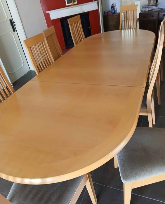 Mesa com 10 cadeiras