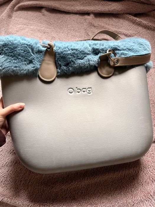 Toba O bag Classic szara z beżowymi uchwytami + niebieskie futerko