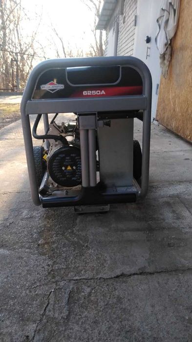 Бензогенератор "Briggs & stratton" мощность 5,5 Kwt  б/у 32000 торг