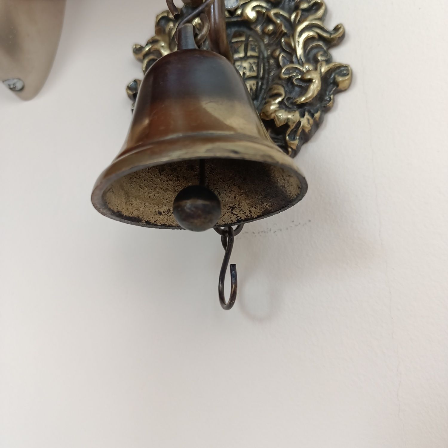 Wiekowy dzwon mosiężny  wiszący na stelażu, zdobiony, Vintage.