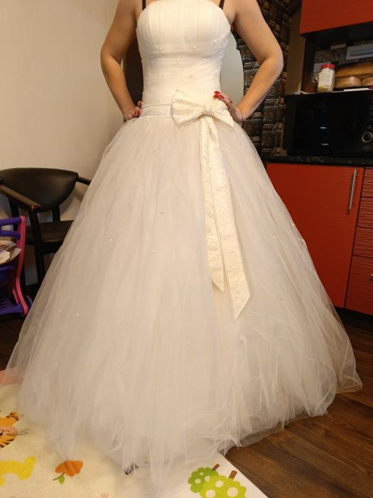 Весільння сукня з підюбником