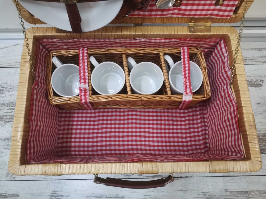 Walizka piknikowa, duża,zadbana, wym. 46x30x21 cm, komplet na 4 osoby