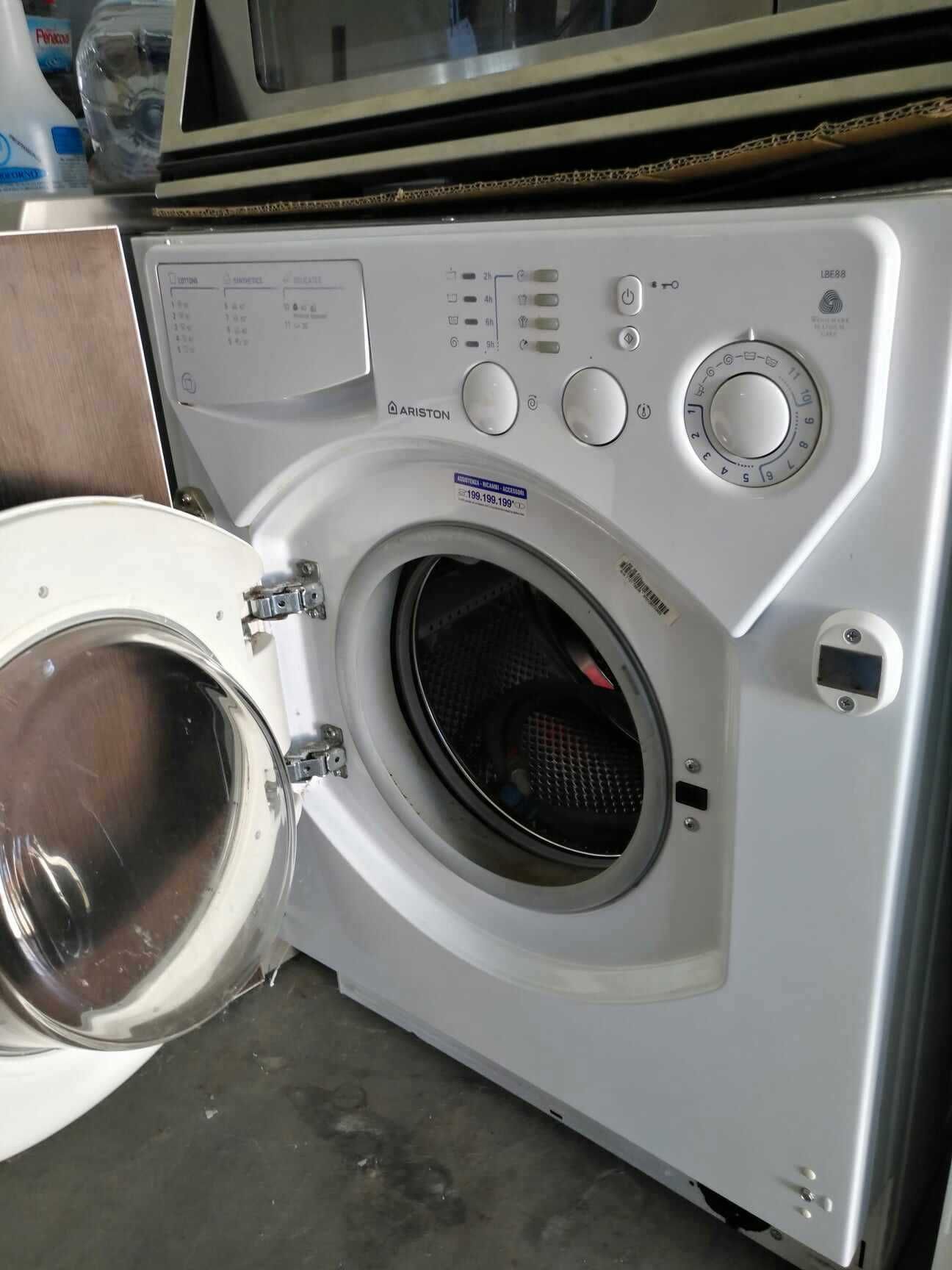 Maquina lavar roupa encastre c/porta de madeira a funcionar bem.