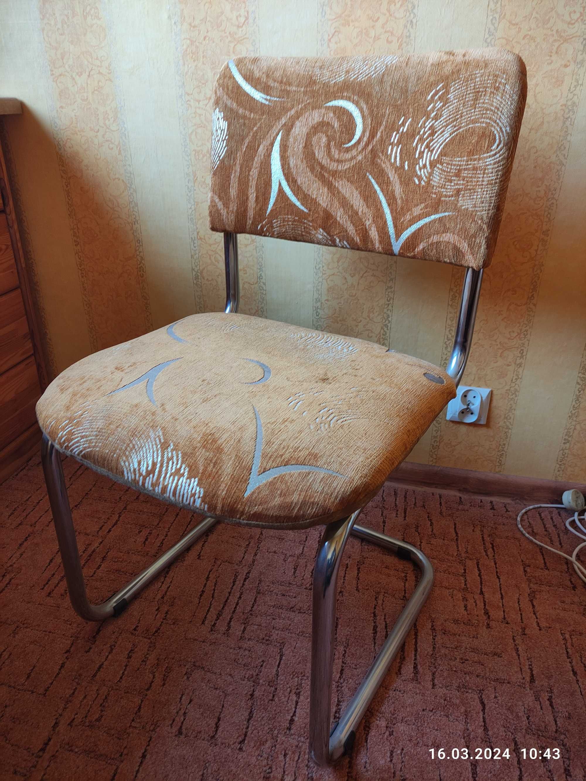 Krzesło tapicerka w świetnym stanie, metalowy stelaż