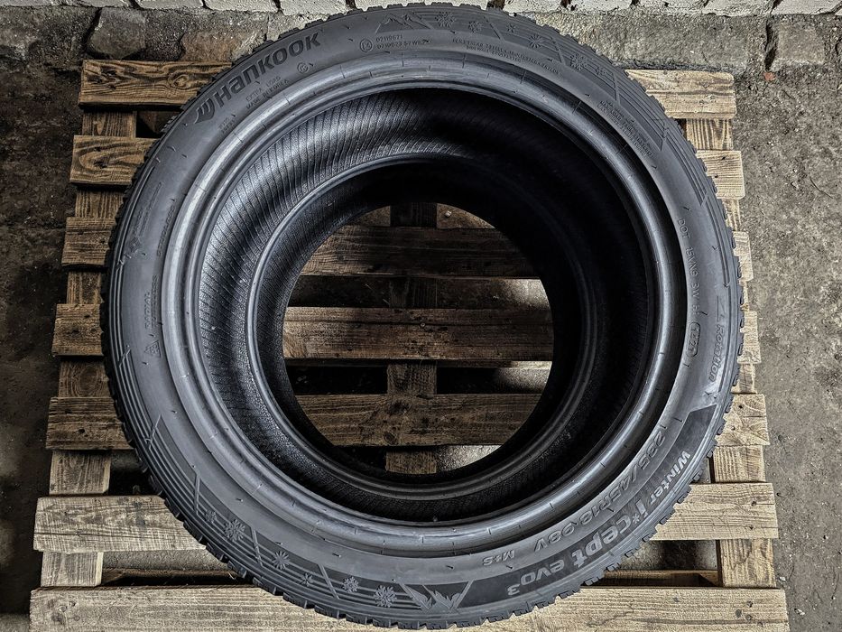 Зимова пара 235/45r18 Hankook | 7mm | 2021 | Korea | Преміум шини