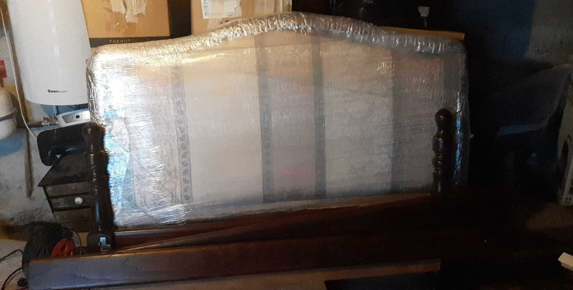 Cama em madeira com cabeceira estofada em tons rosa