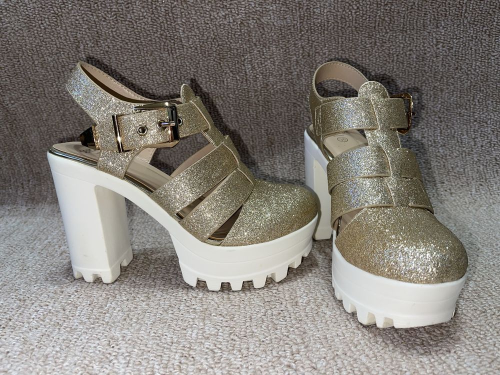 Sandalias de salto com brilhates senhora