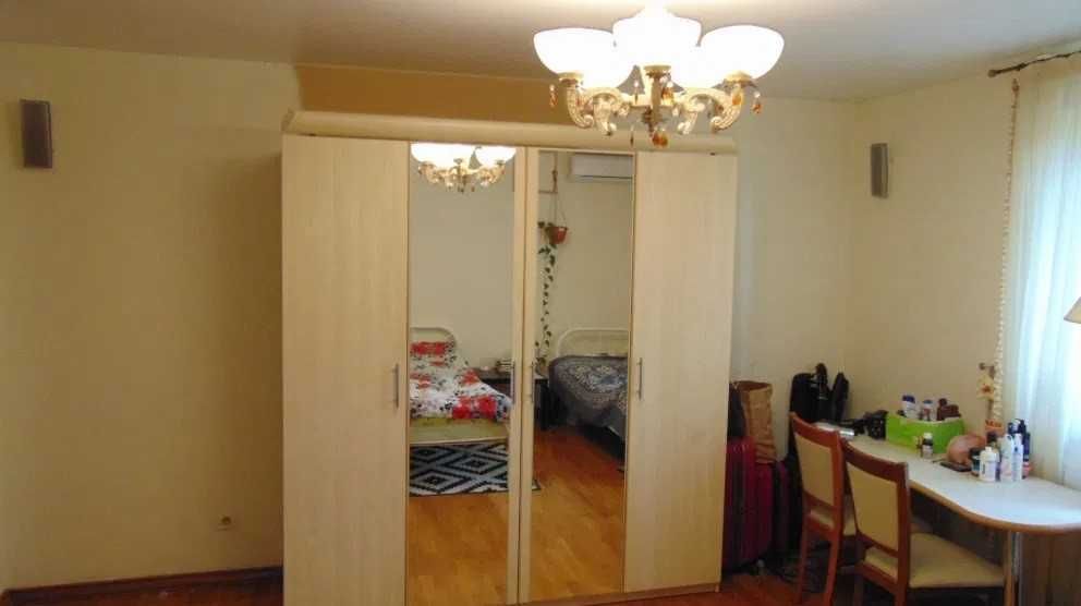 Здається кімната для дівчини, у великій 3-кімнатній квартирі.