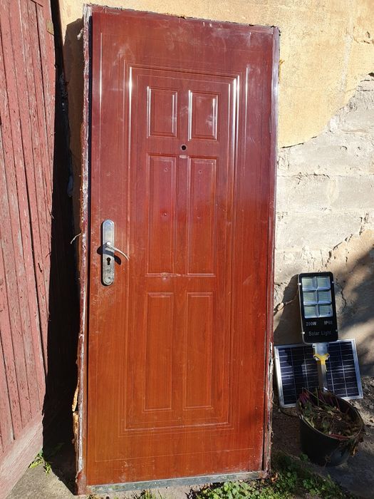 Drzwi metalowe z futryną prawe