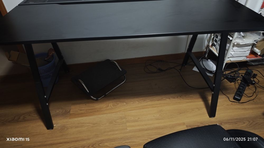 Secretaria 160*80 cm
Secretária p/gaming, preto, 160x80 cm
Secretária