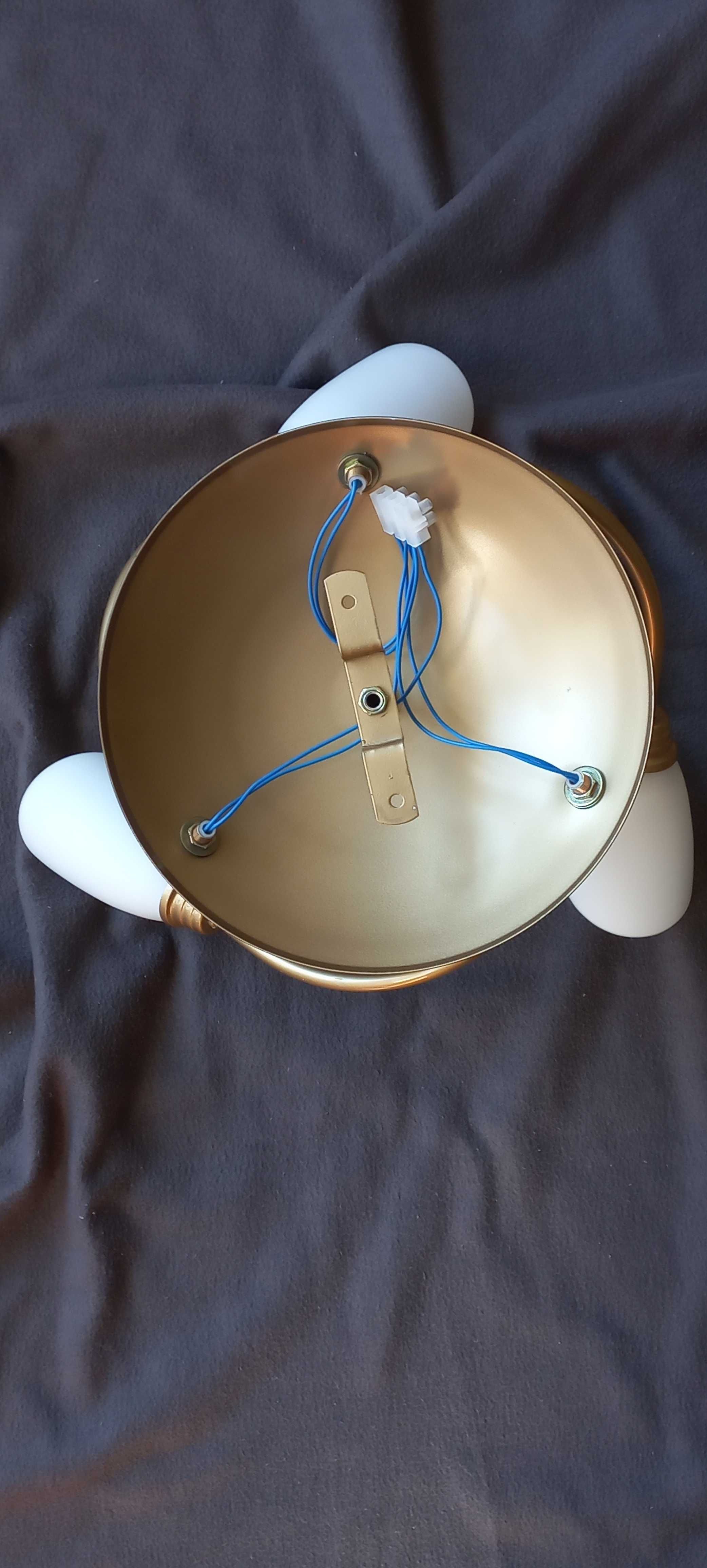 Lampa sufitowa z trzema punktami świetlnymi