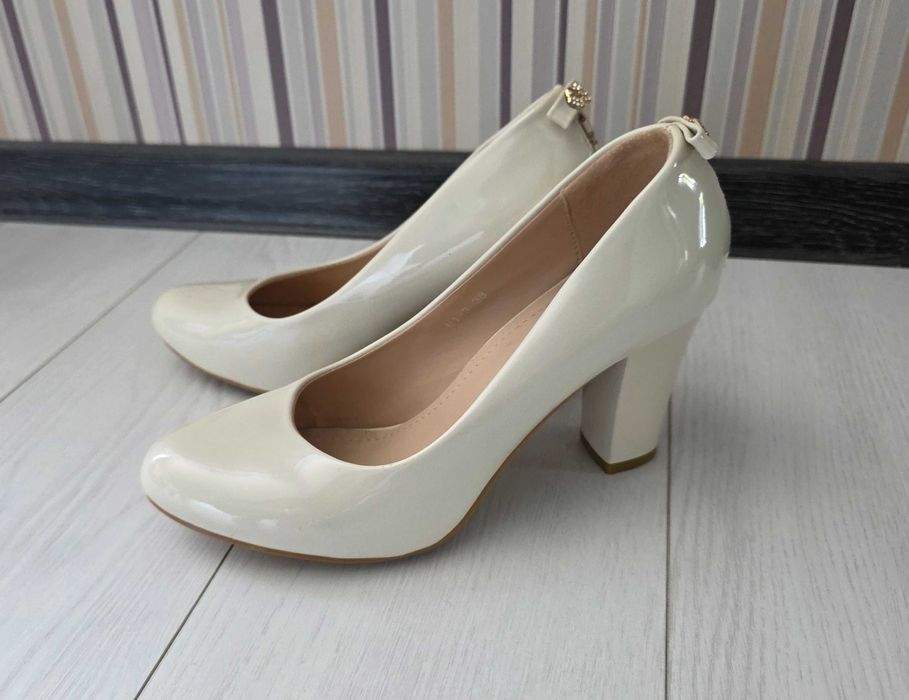 Бежеві туфлі на каблуку