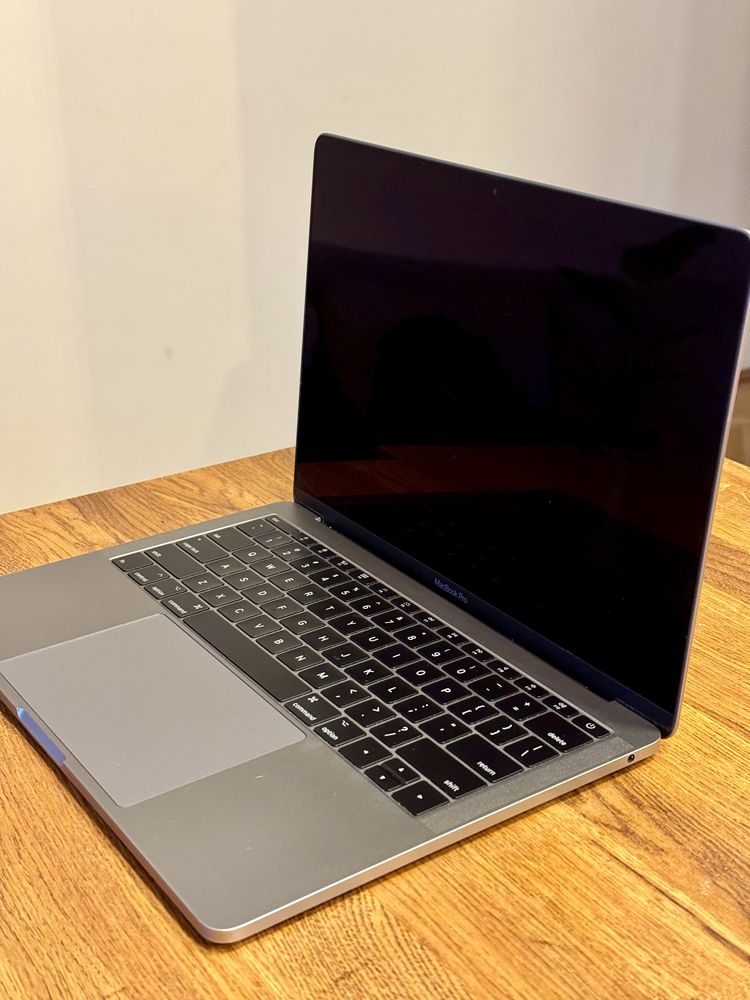 Apple MacBook Pro 2017 13" - 8GB RAM, 256GB