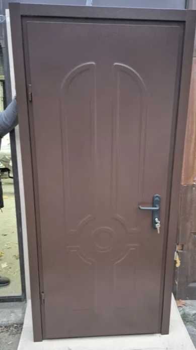 Технічні металеві вхідні двері в будинок госпблок з ДСП накладками