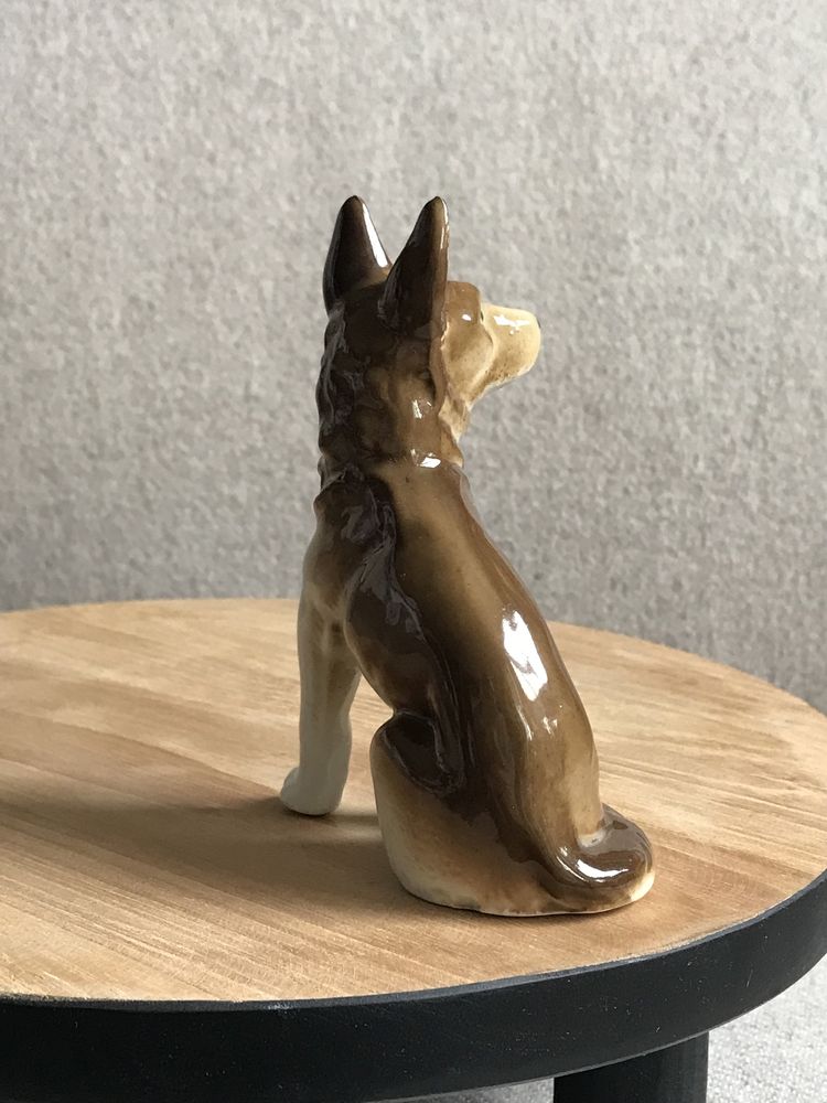 Porcelanowa figurka wilczur owczarek niemiecki