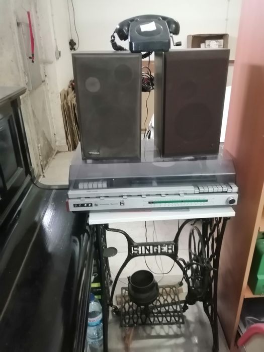 Aparelhagem de som giradiscos cassetes e rádio com colunas tudo a func