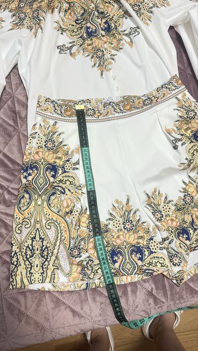 Нарядний костюм білий з принтом