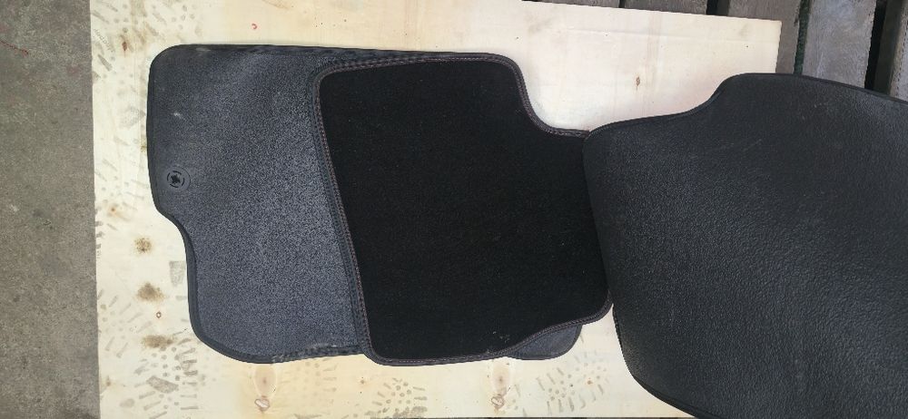 Nowe dywaniki materiałowe Kia Ceed z czerwonymi przeszyciami!