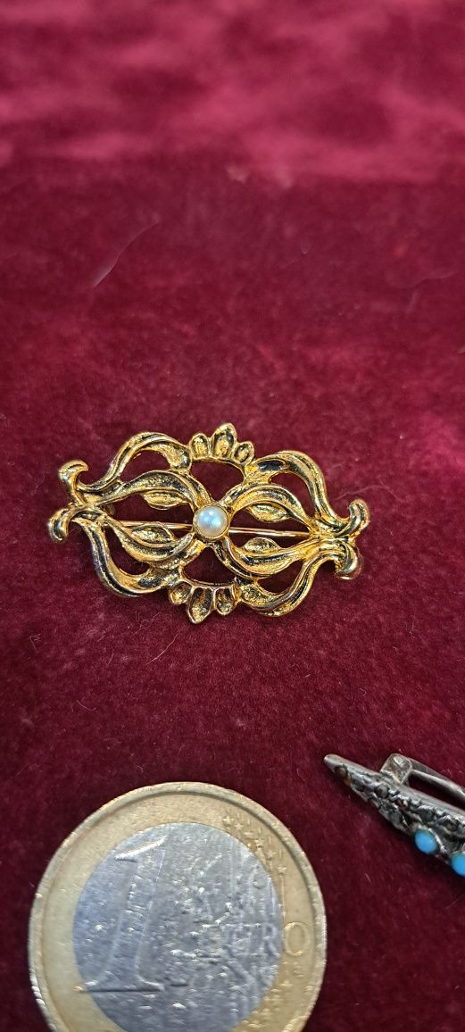 Alfinetes broches vintage em prata.