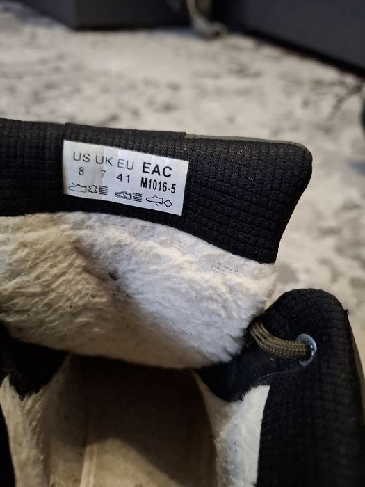 Продам зимові черевики adidas terrex кольору чорного.