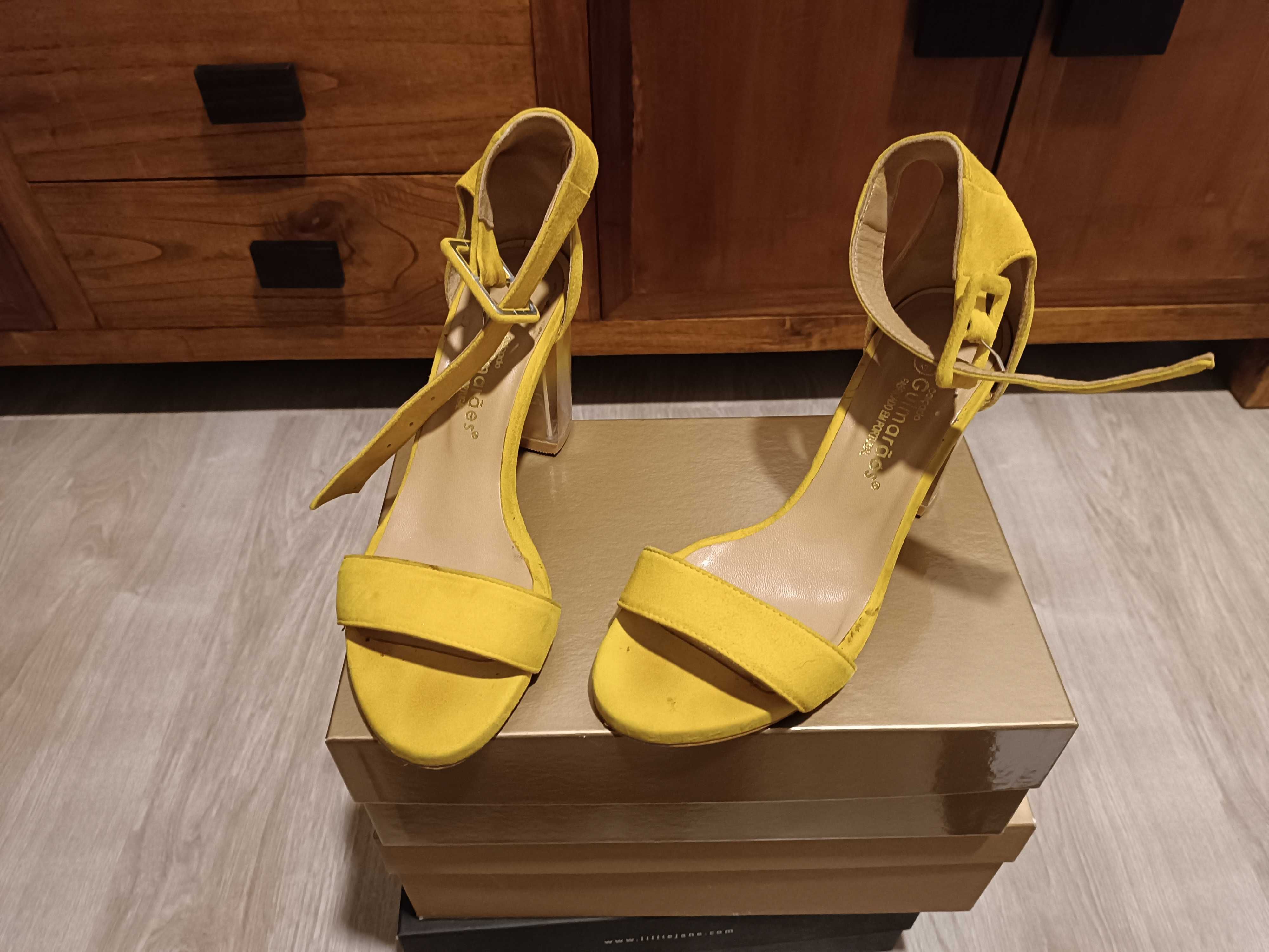 Sapatos de salto em camurça amarela