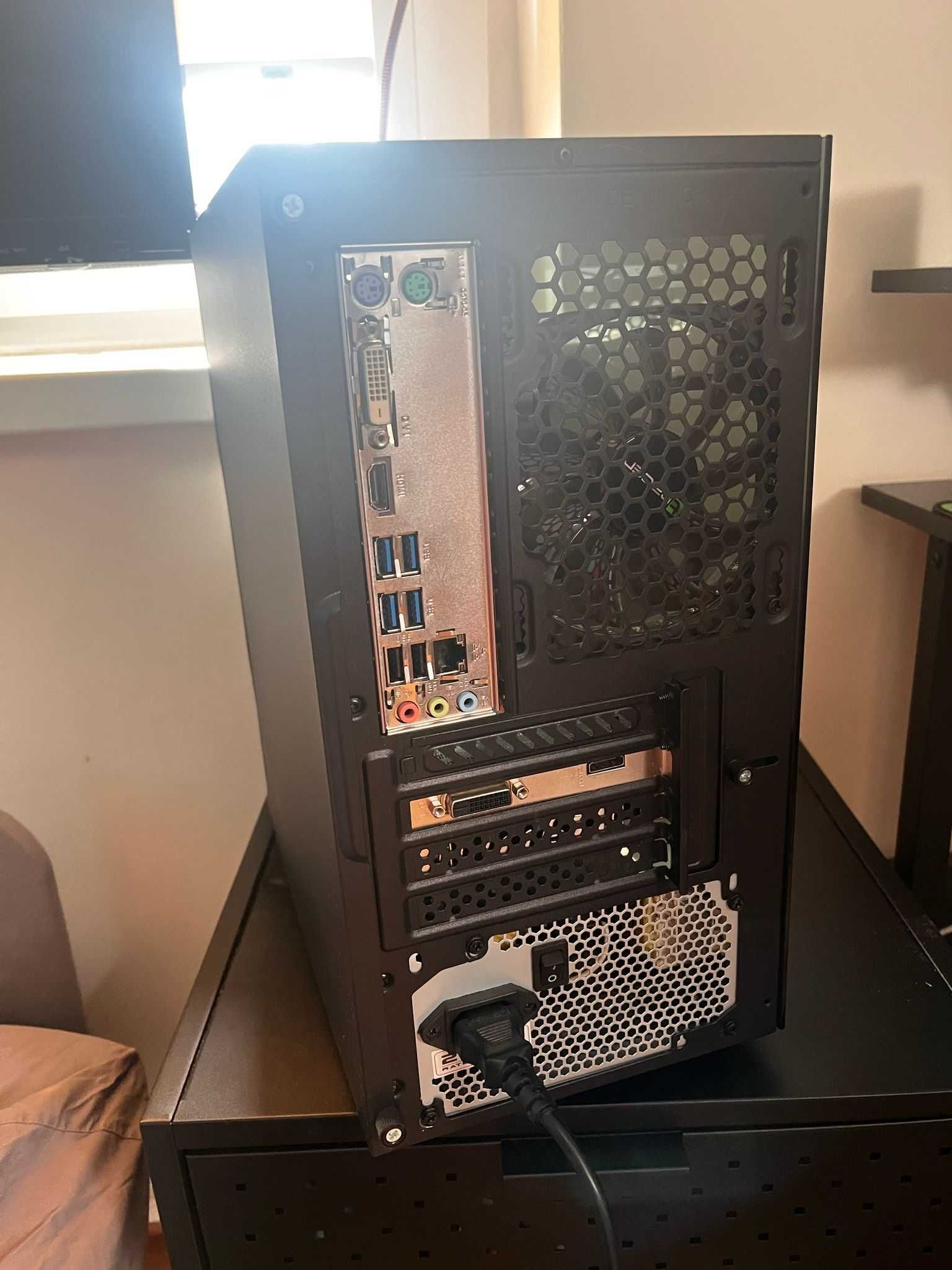 Komputer stacjonarny AMD Ryzen 5 1600 z monitorem LG 27MA43D