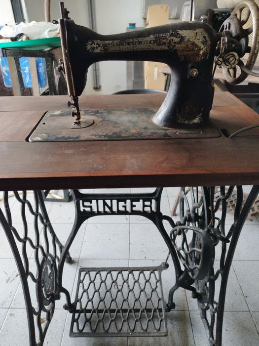 Mesa e máquina de costura Singer 200€