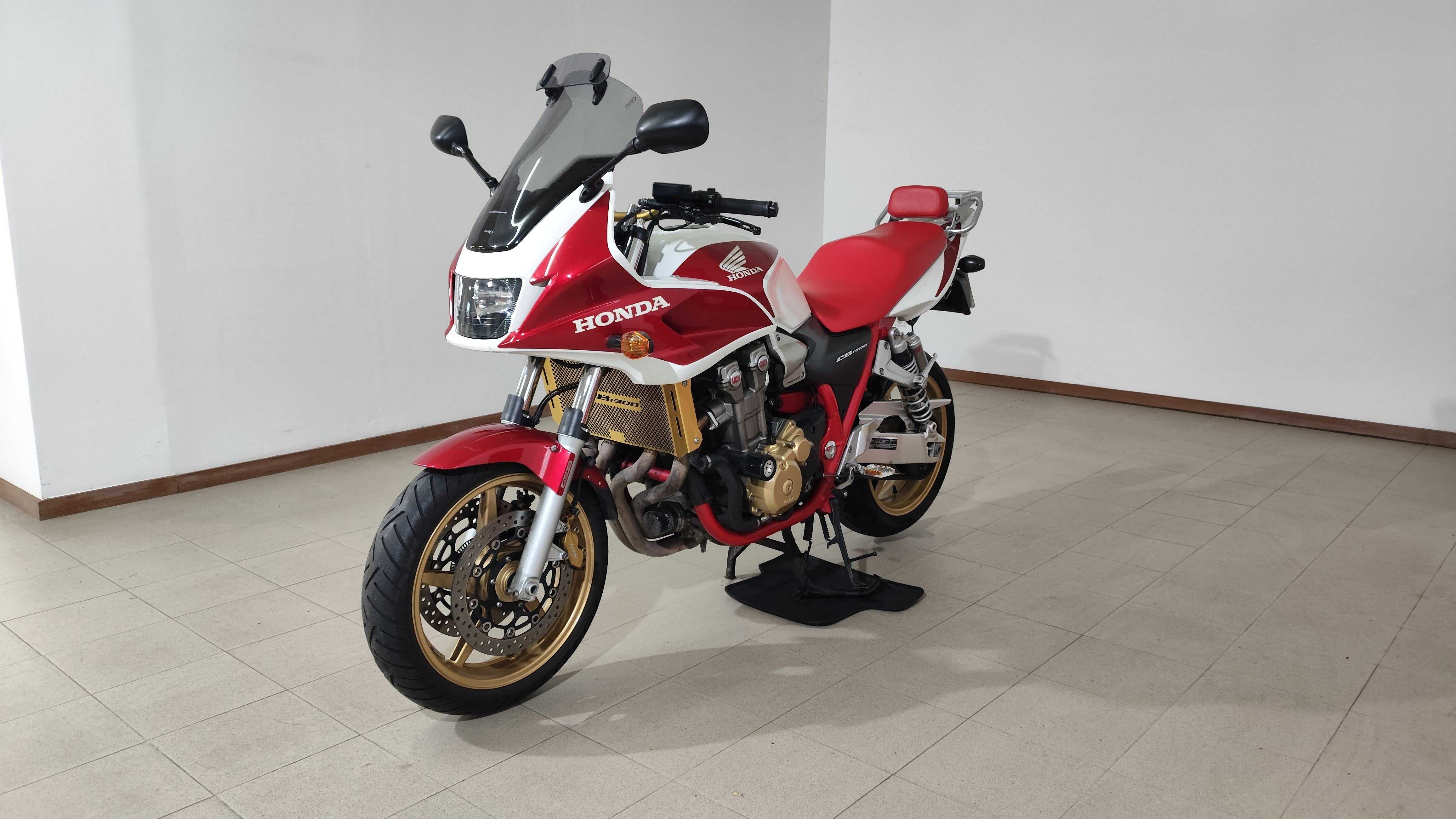 Honda CB CB1300SA "Red Frame"