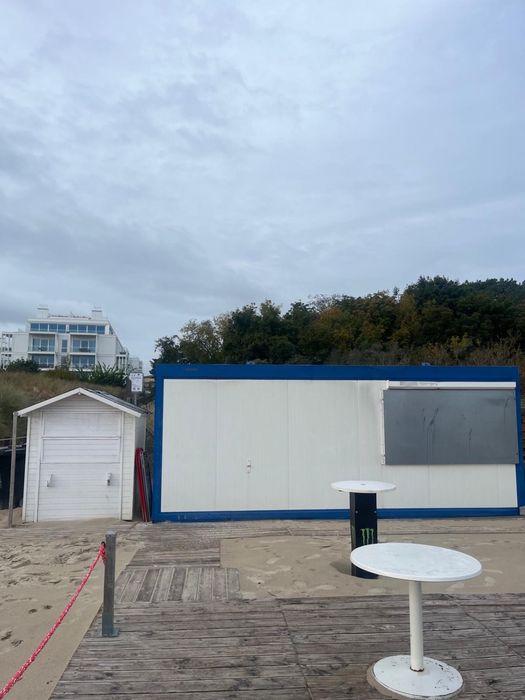 Kontener gastronomiczny wyposażony. Koniec dzierżawy biznesu na plaży