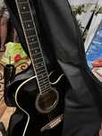 Guitarra preta de aço