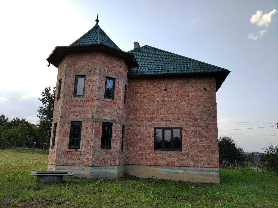 Продам 2-пов. житловий будинок з гаражем поряд з містом