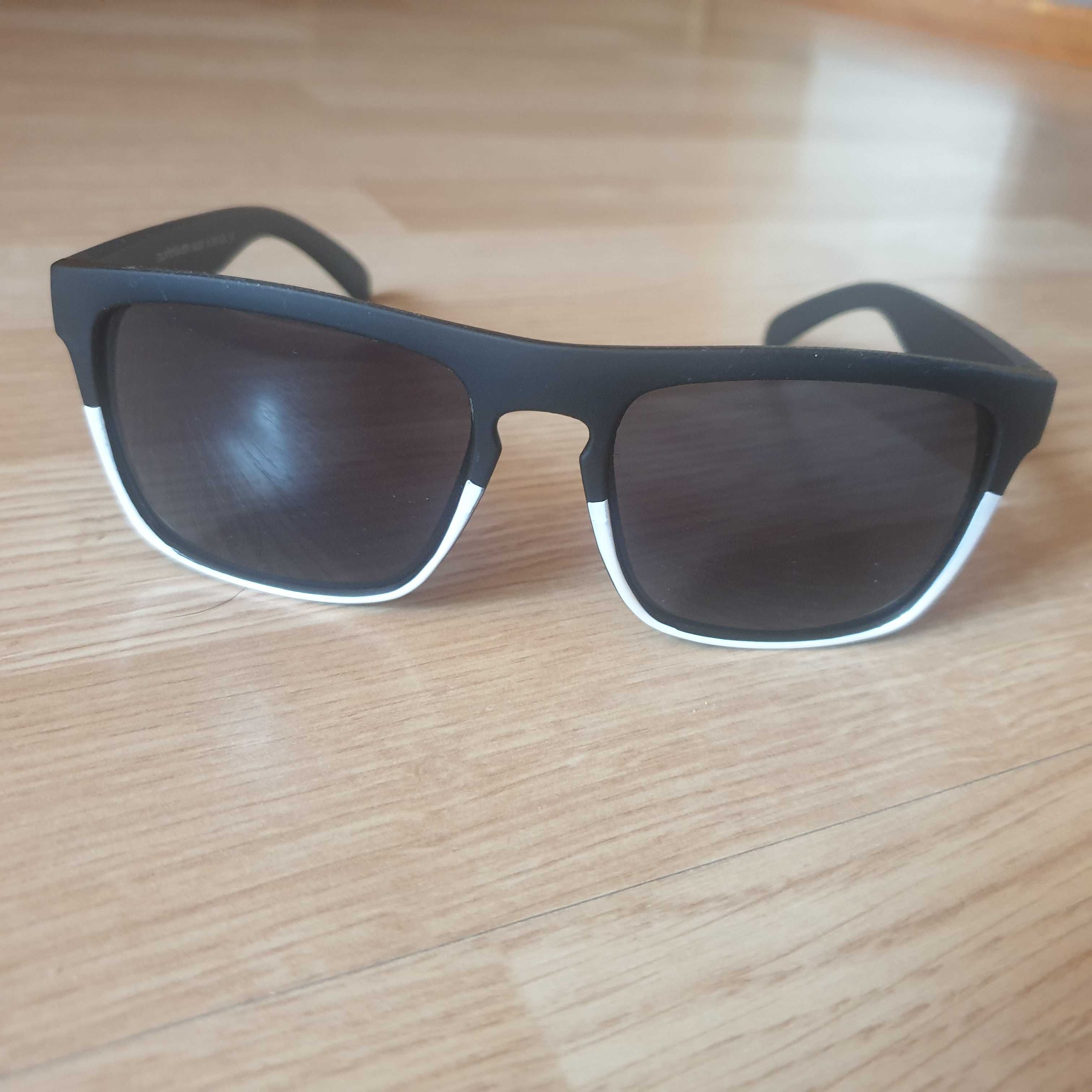 Quiksilver okulary przeciwsłoneczne damskie czarno-biała oprawka