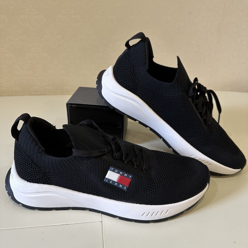 Tommy Hilfiger. Жіночі  кросівки. Оригінал. Розмір 40. Нові.