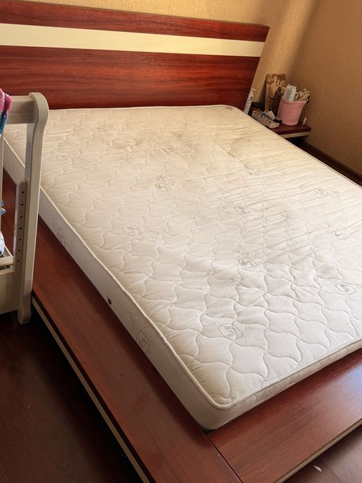 Двохспальне ліжко з матрасом