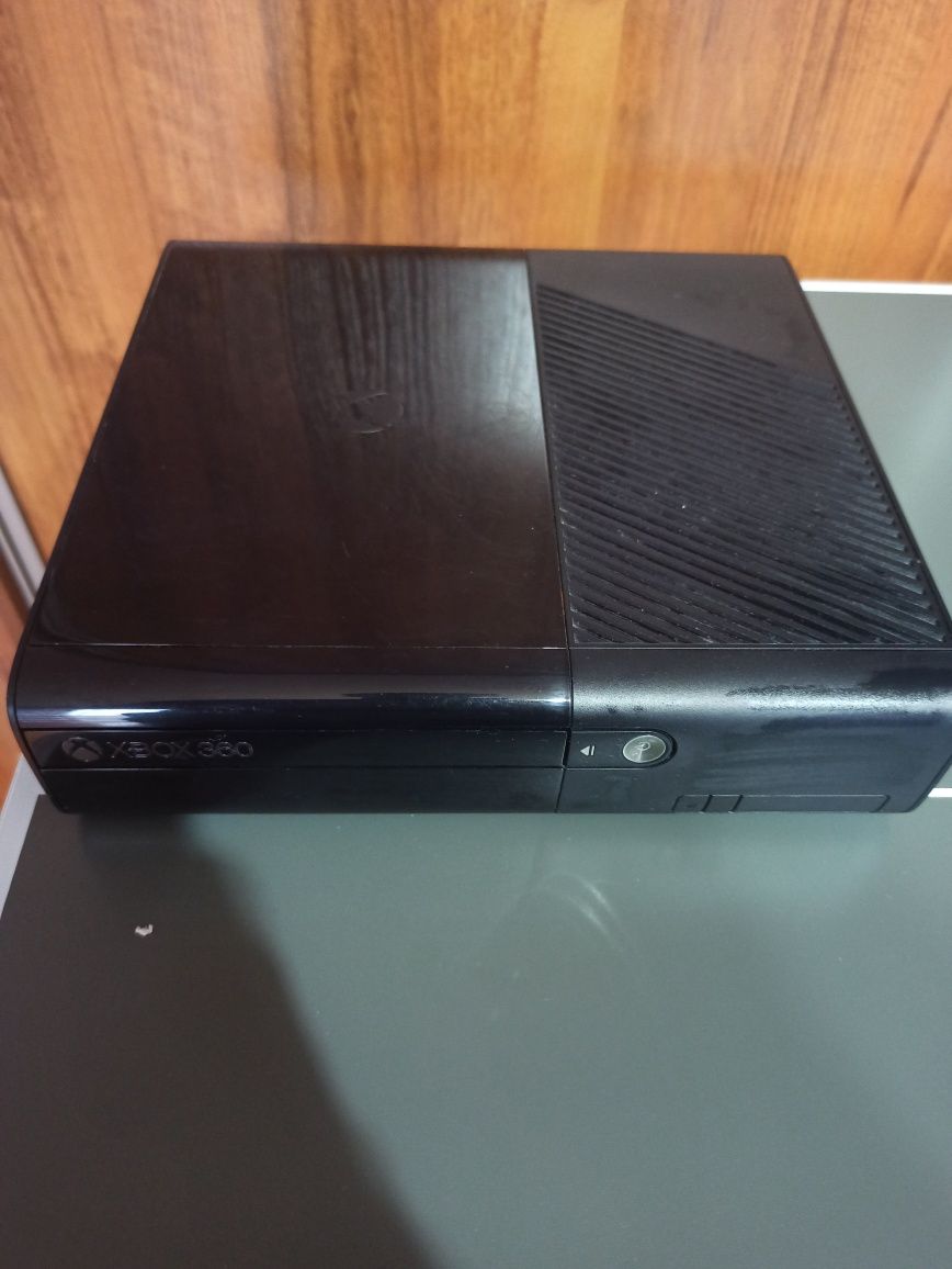 XBOX 360 + 10 GIER + PAD