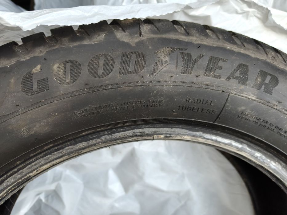 Opony wielosezonowe 215/60/R17 Goodyear Vector