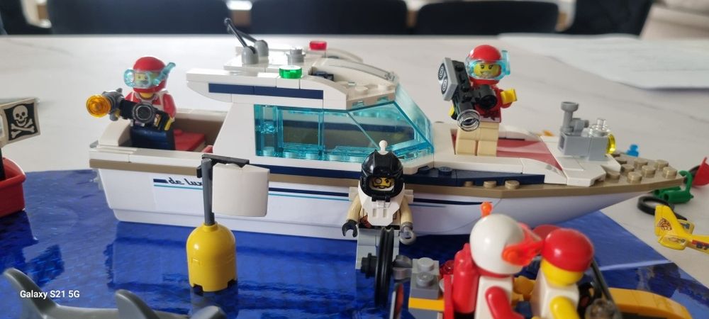 Zestaw Lego City gotowy do płynięcia po podwodną przygodę.
