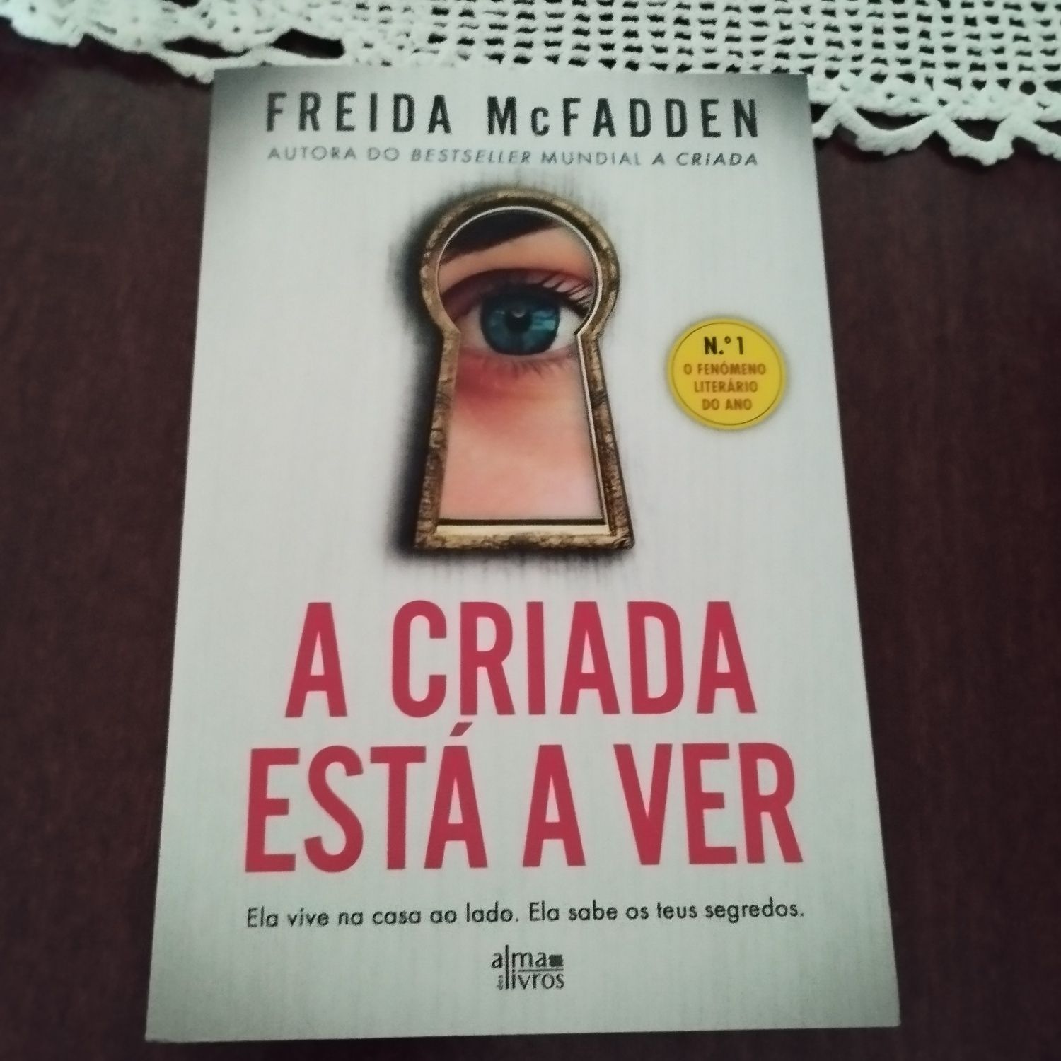 A Criada Está a Ver da autora Freida McFadden