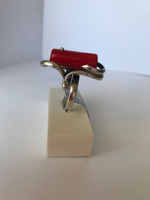 Pierścionek srebrny z koralem