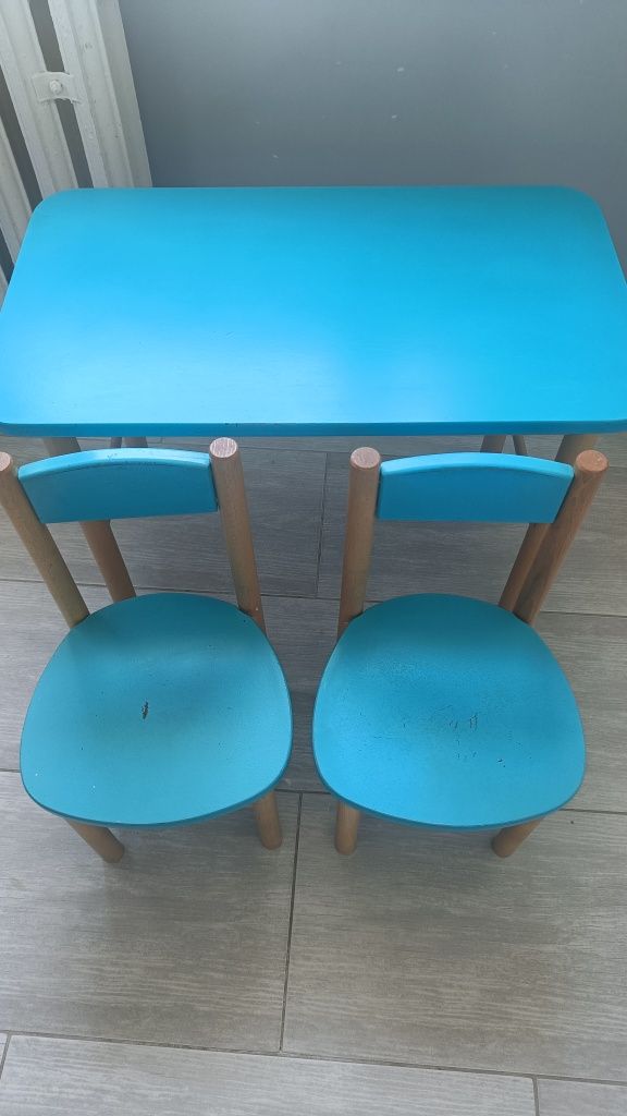 Drewniany stolik i dwa krzesła dla dzieci