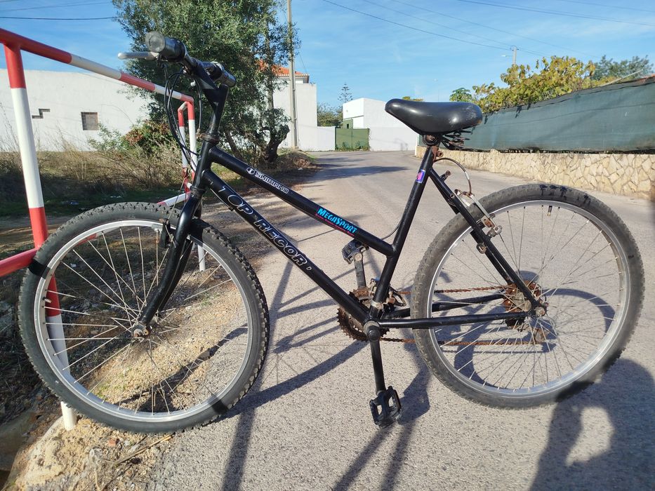 A bicicleta é preta. TOP RECORD
