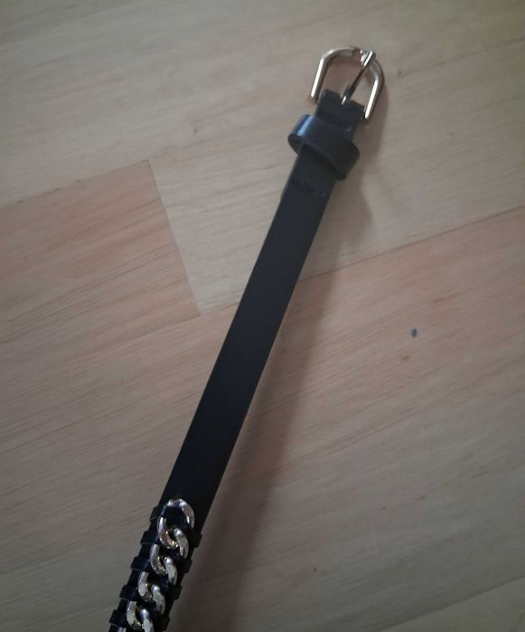 Czarny pasek ze złotym łańcuchem