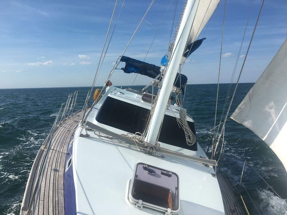 Яхта парусно-моторная