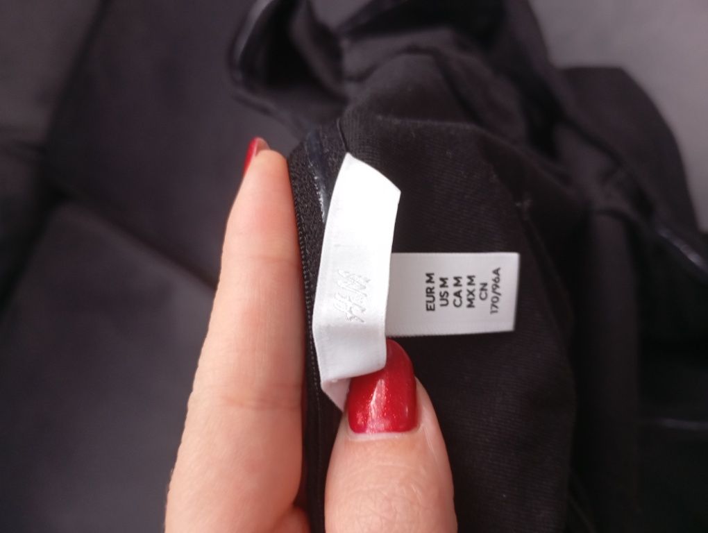Czarna sukienka H&M M czarna odsłonięte ramiona