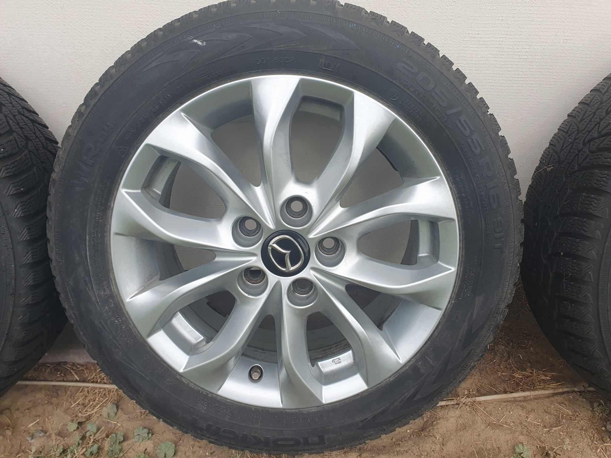 Komplet opon zimowych z felgami Mazda 205/55/R16 NOKIAN WR d4