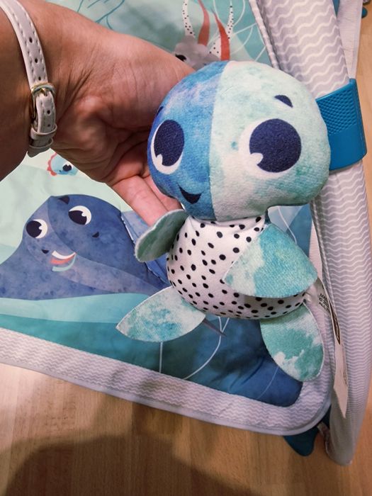 Mata dla niemowląt z motywem morskim i grającą karuzelą Tiny Love