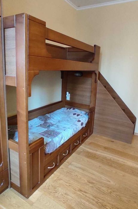 Двоповерхове ліжко. Дерев'яні сходи. Двох'ярусне ліжко, дерев'яне.